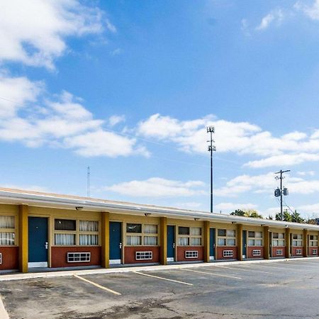 Econo Lodge Топика Екстериор снимка