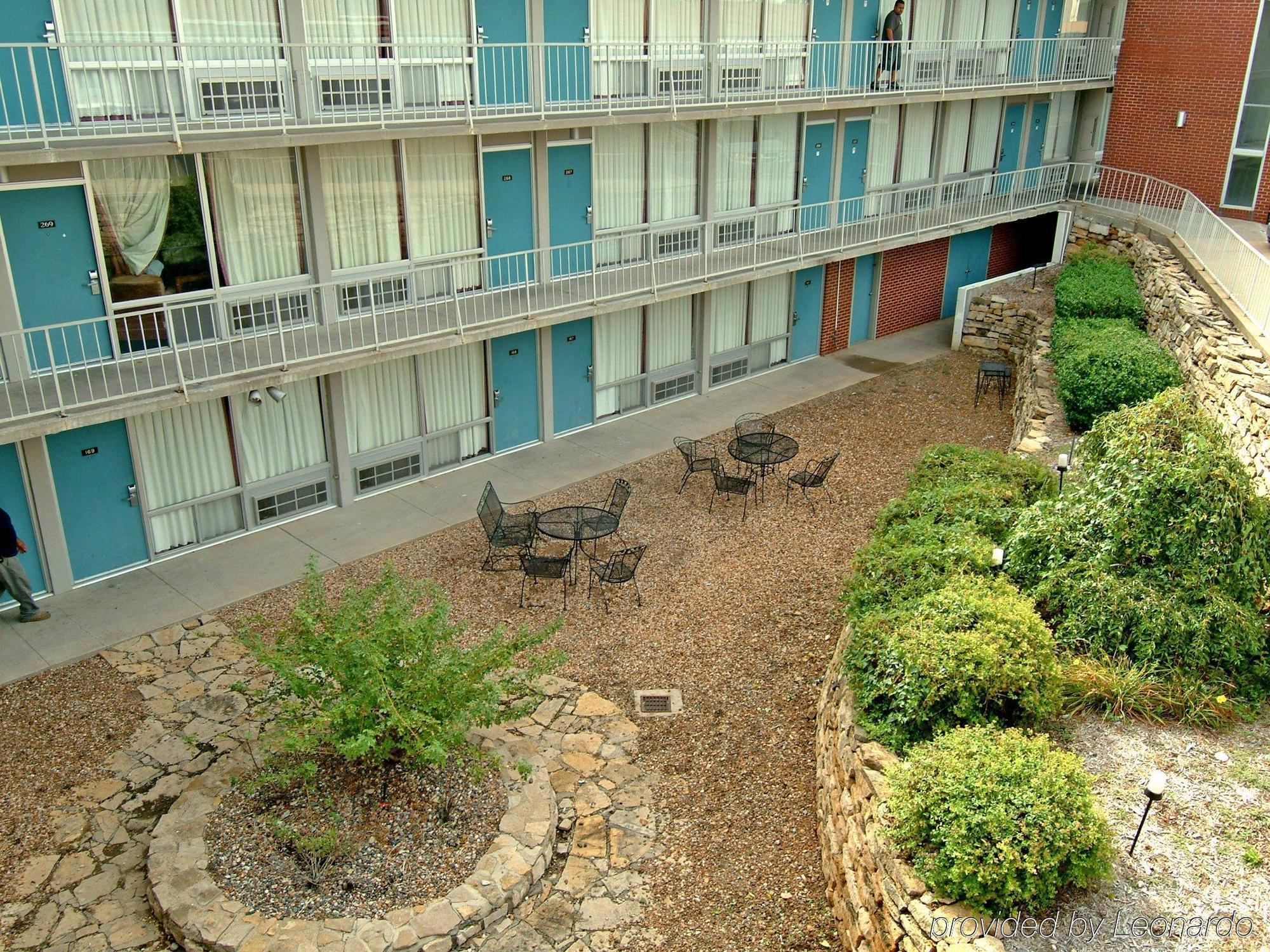 Econo Lodge Топика Екстериор снимка
