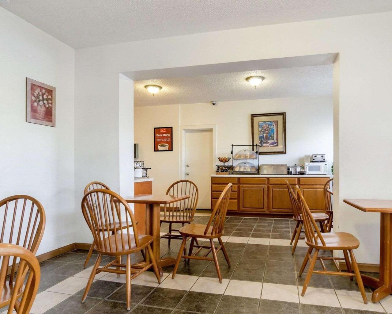 Econo Lodge Топика Екстериор снимка