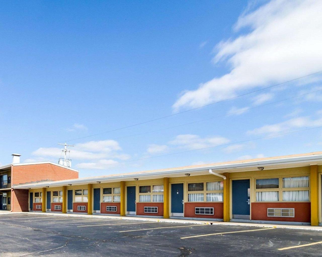 Econo Lodge Топика Екстериор снимка