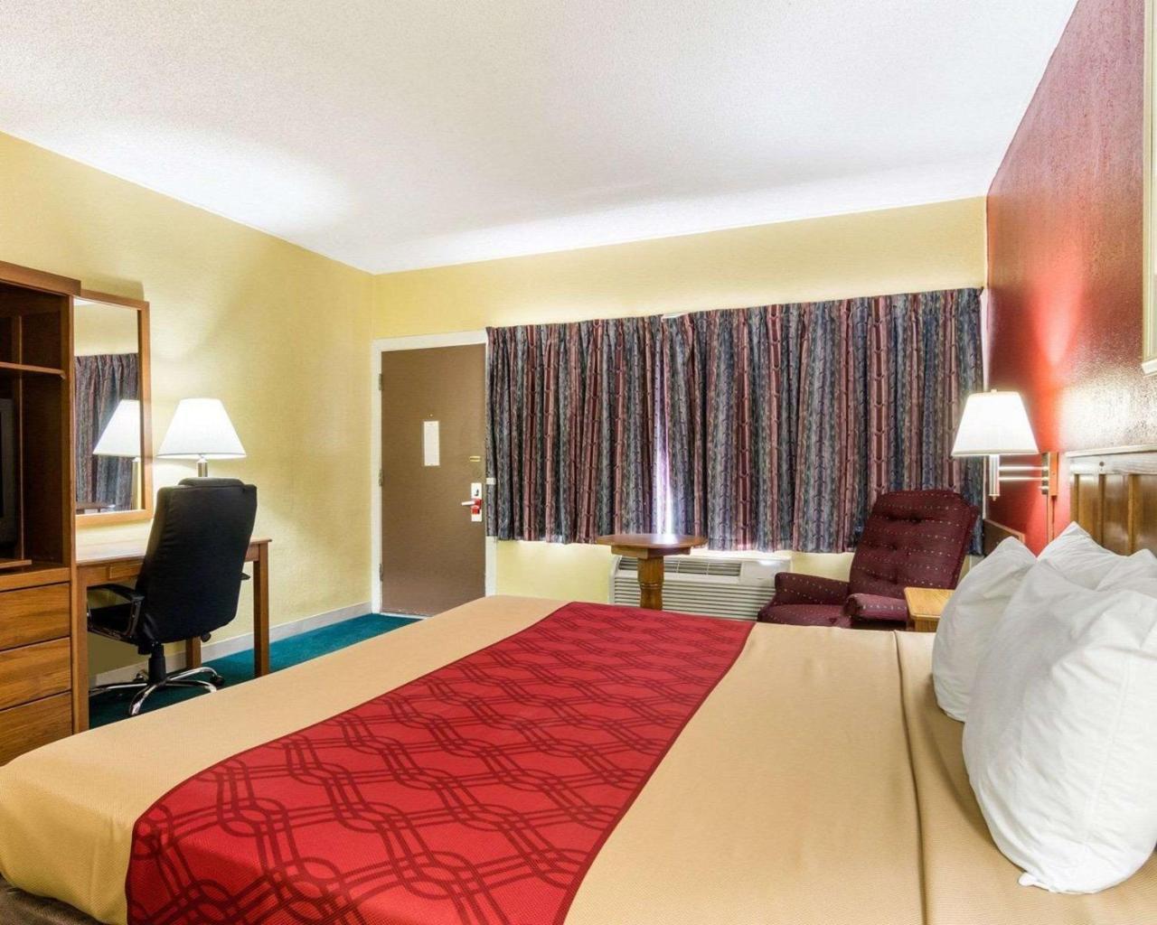 Econo Lodge Топика Екстериор снимка
