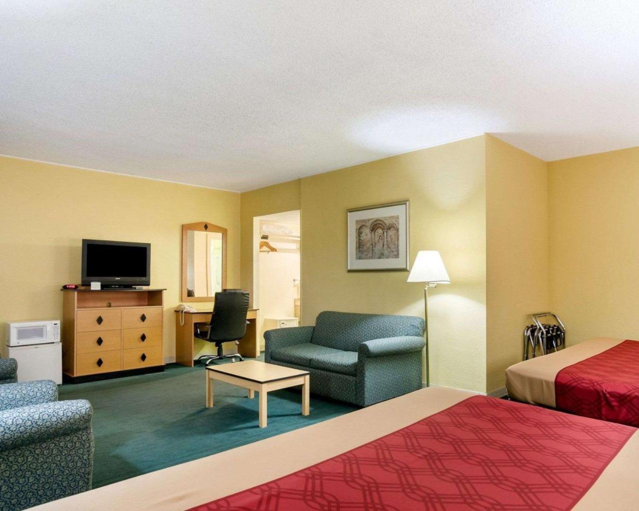 Econo Lodge Топика Екстериор снимка