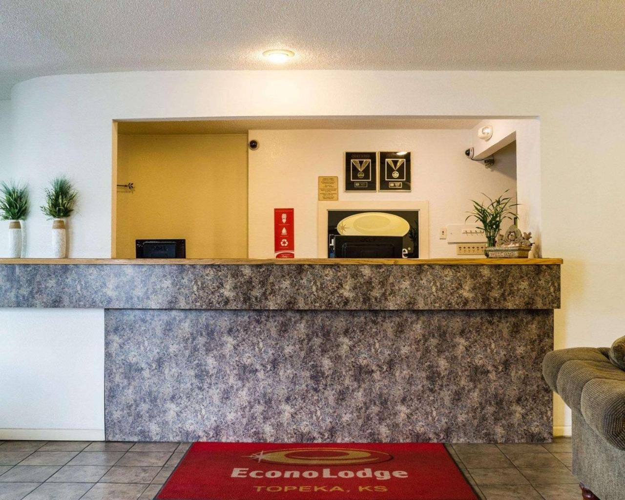 Econo Lodge Топика Екстериор снимка