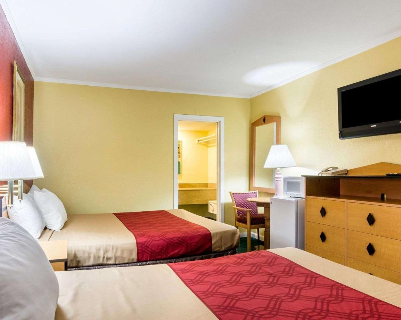 Econo Lodge Топика Екстериор снимка