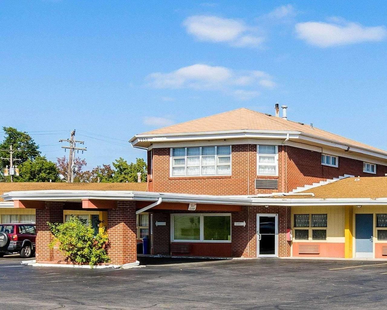 Econo Lodge Топика Екстериор снимка