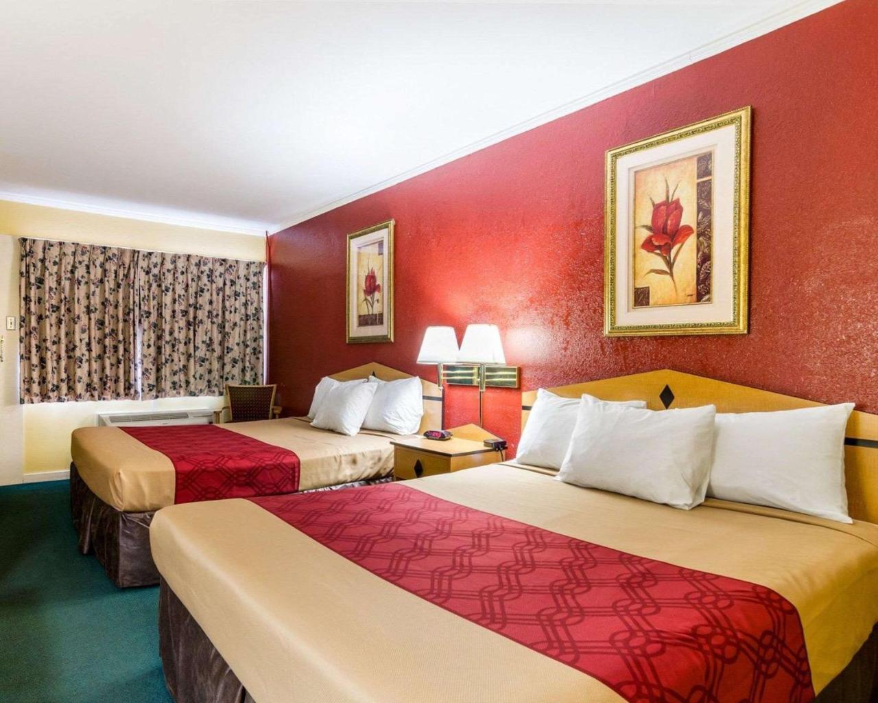Econo Lodge Топика Екстериор снимка