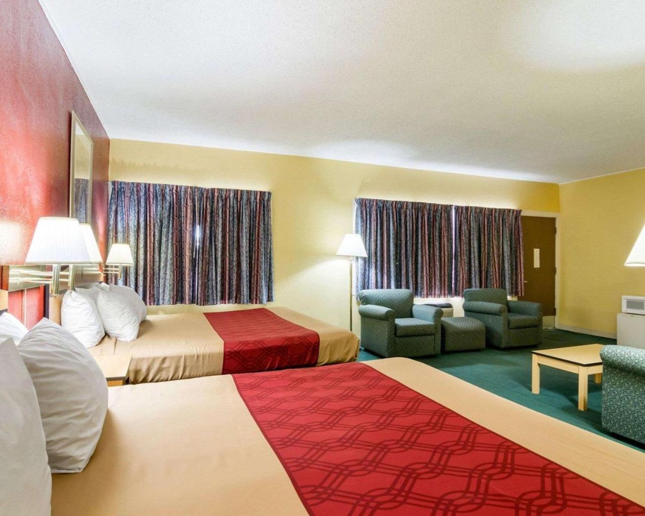 Econo Lodge Топика Екстериор снимка