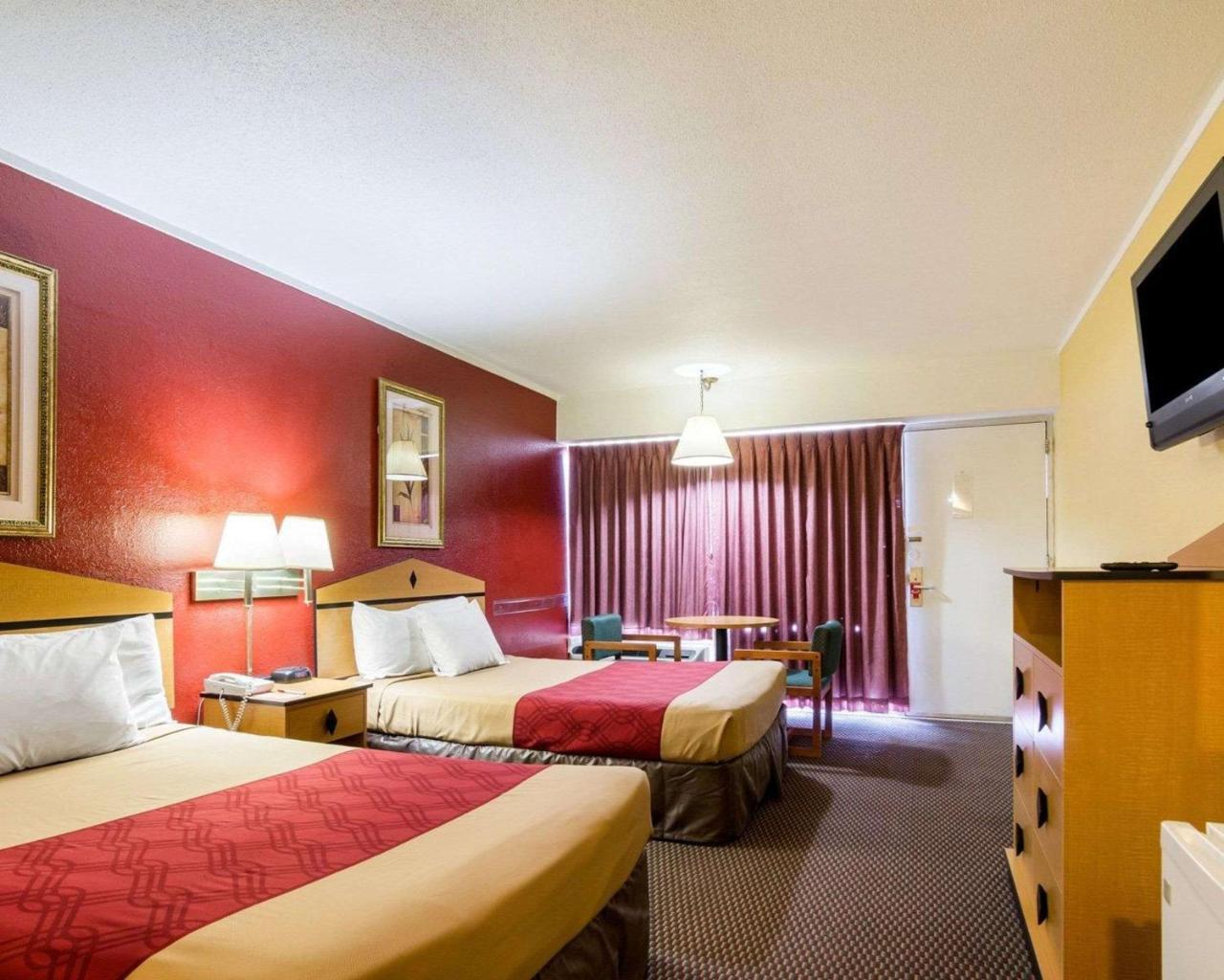 Econo Lodge Топика Екстериор снимка