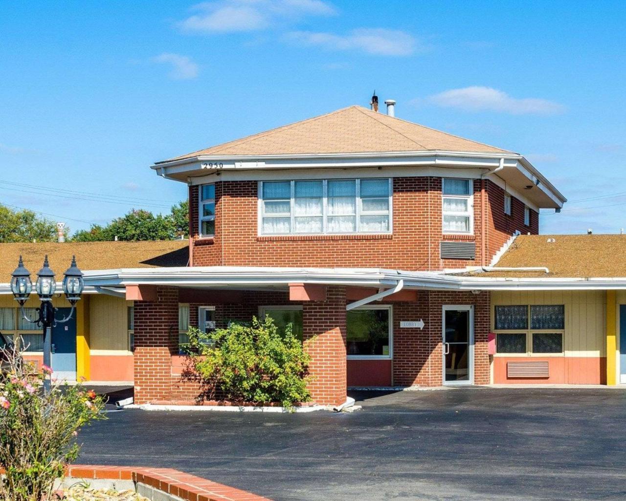 Econo Lodge Топика Екстериор снимка