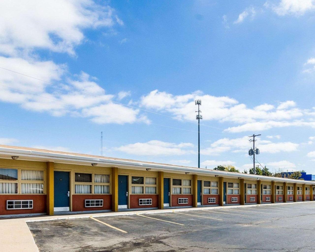 Econo Lodge Топика Екстериор снимка