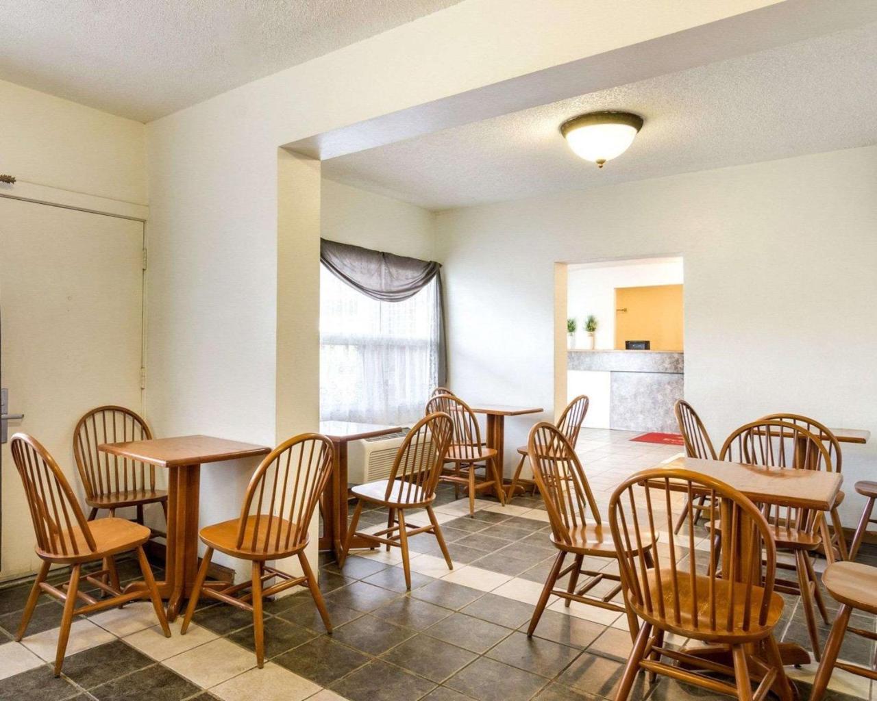 Econo Lodge Топика Екстериор снимка