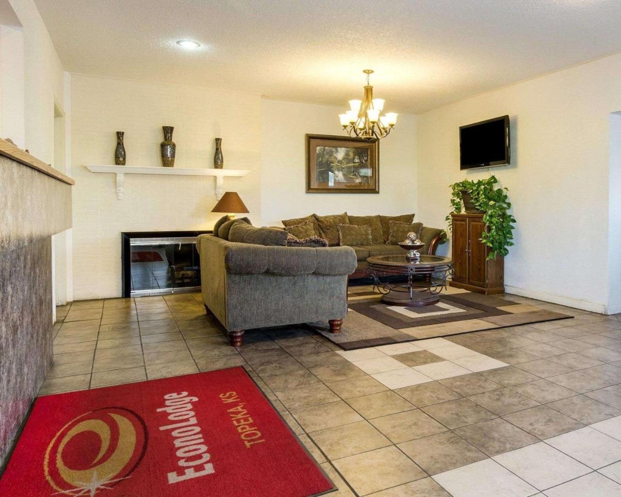 Econo Lodge Топика Екстериор снимка