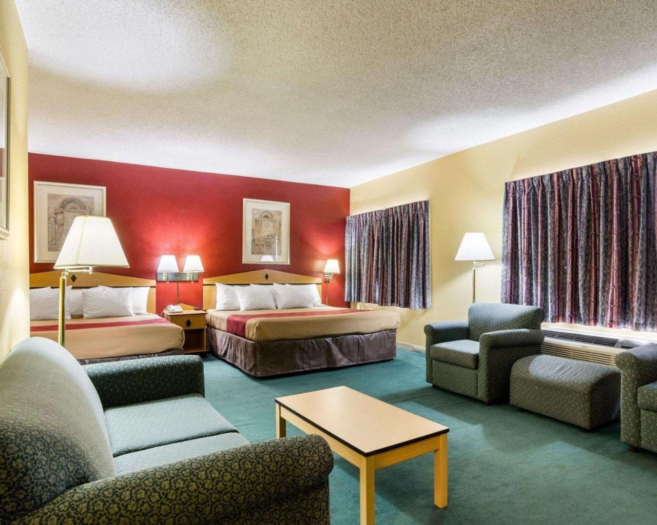 Econo Lodge Топика Екстериор снимка