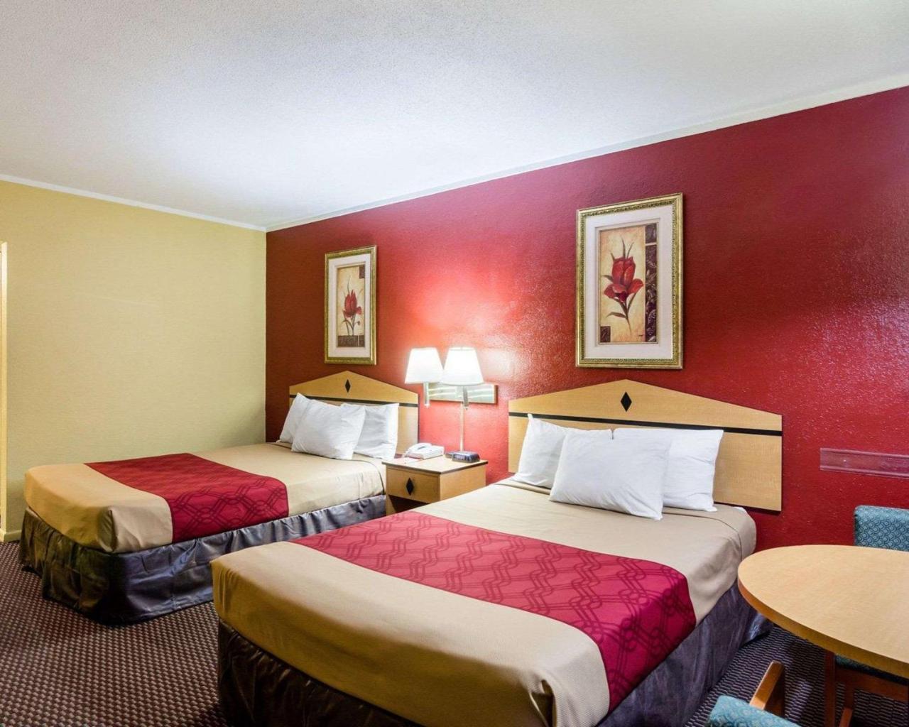 Econo Lodge Топика Екстериор снимка