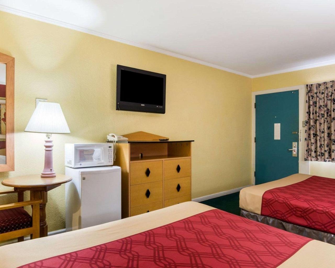 Econo Lodge Топика Екстериор снимка