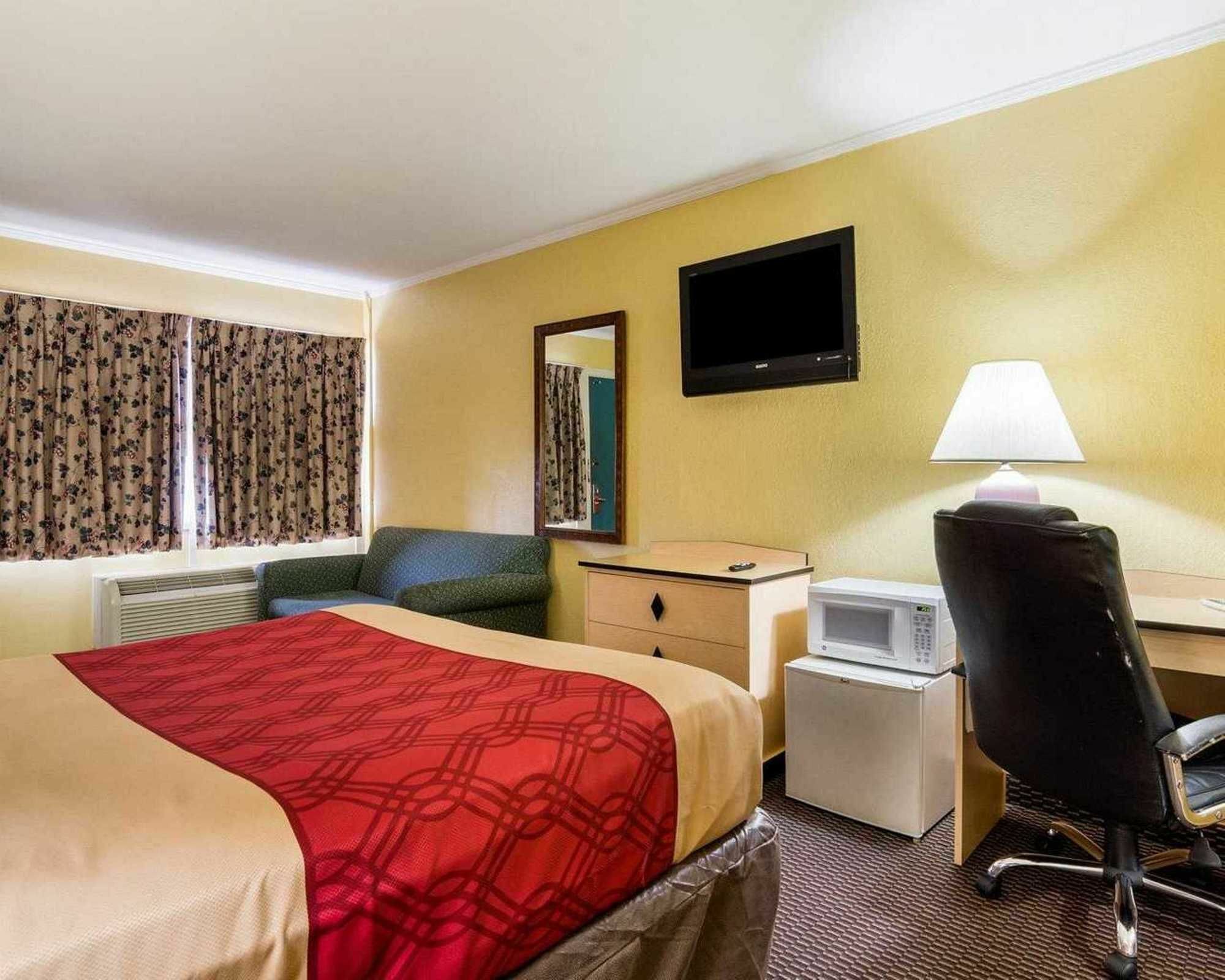 Econo Lodge Топика Екстериор снимка