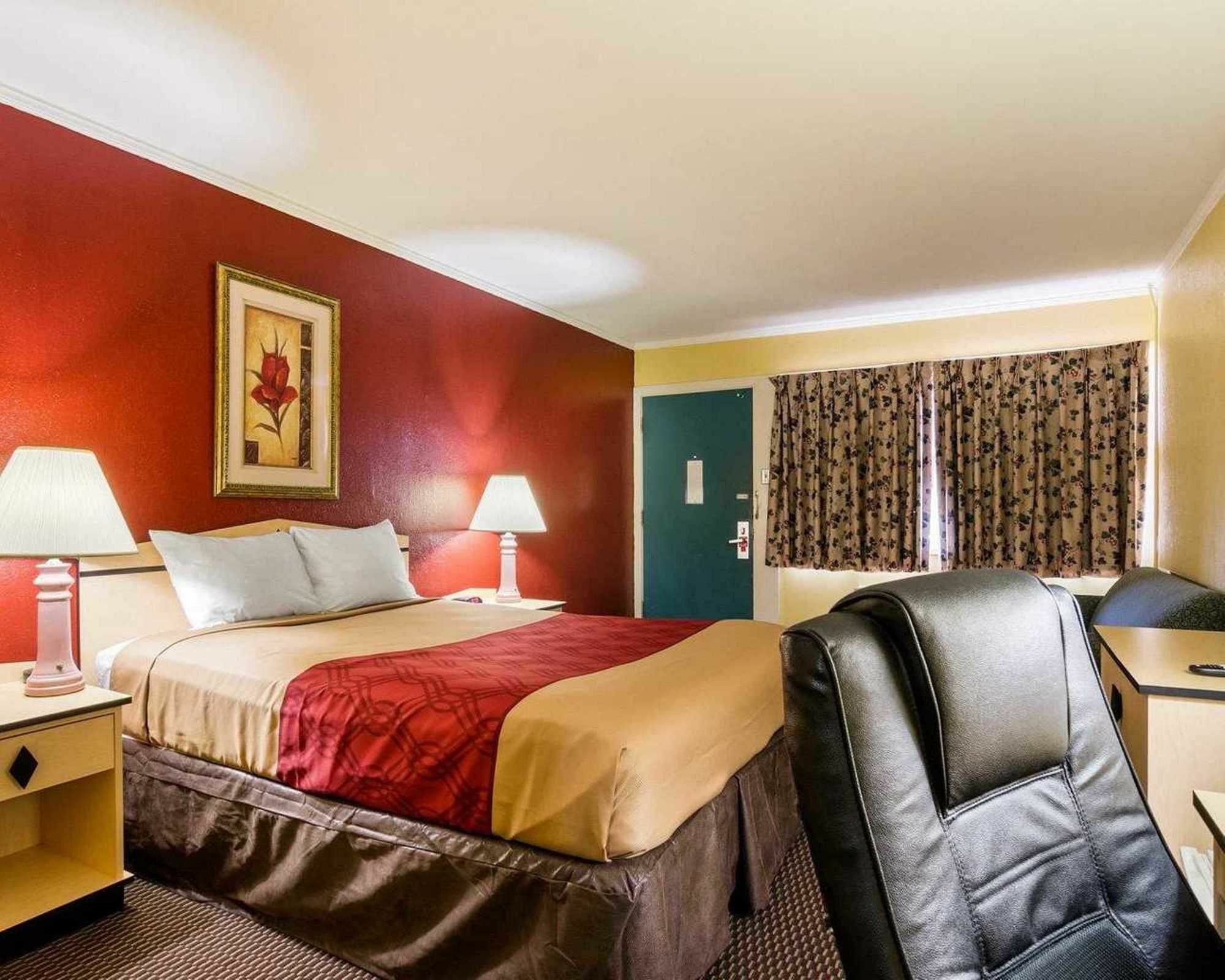 Econo Lodge Топика Екстериор снимка