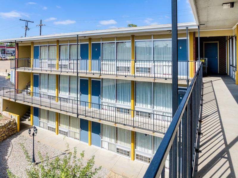 Econo Lodge Топика Екстериор снимка