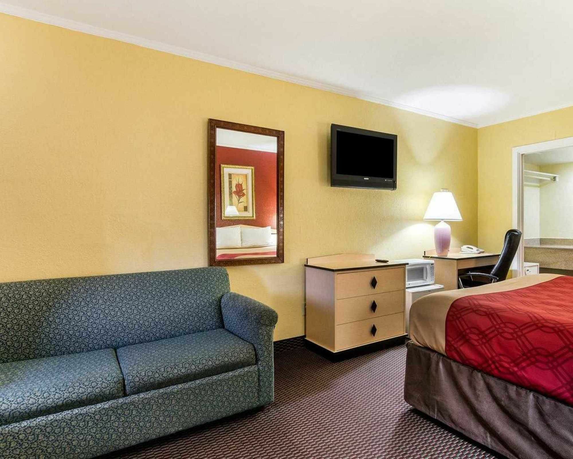 Econo Lodge Топика Екстериор снимка
